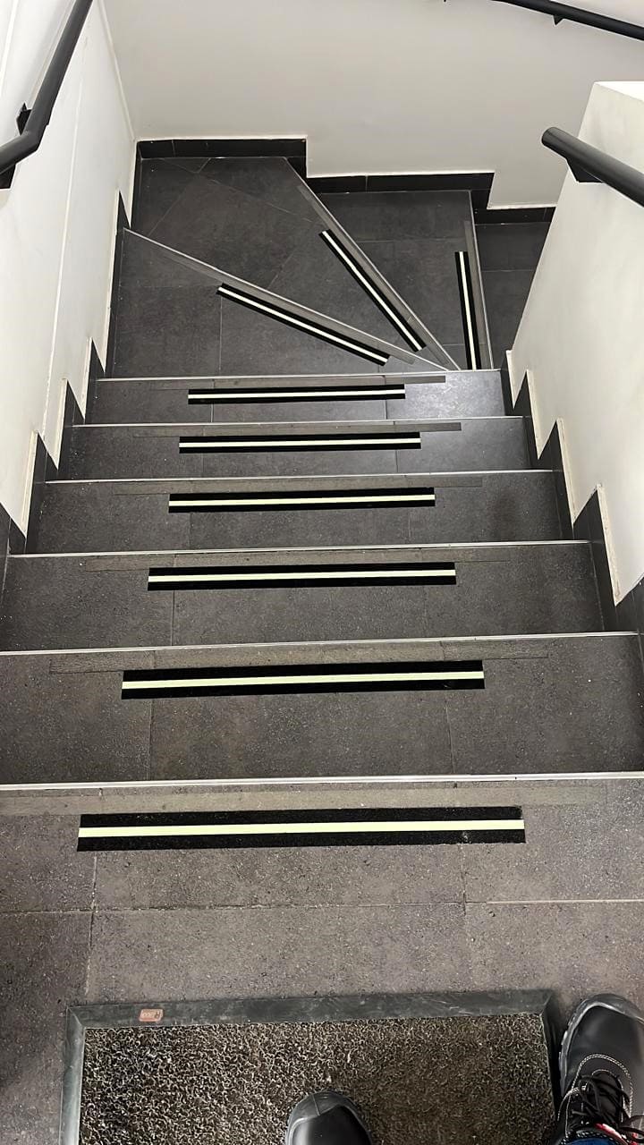 Instalación de cintas en escaleras