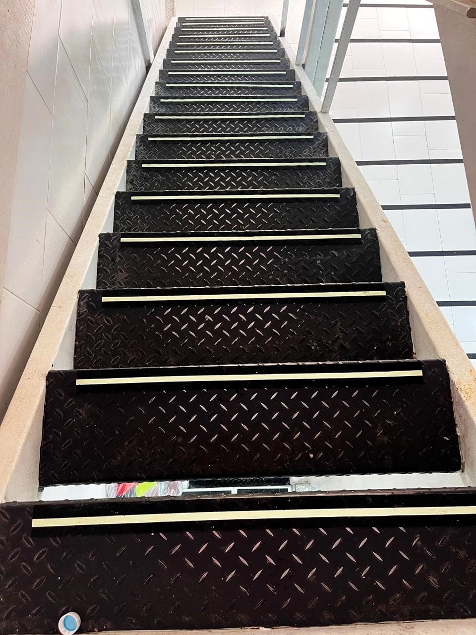 Instalación y venta de cintas antideslizantes y luminiscentes